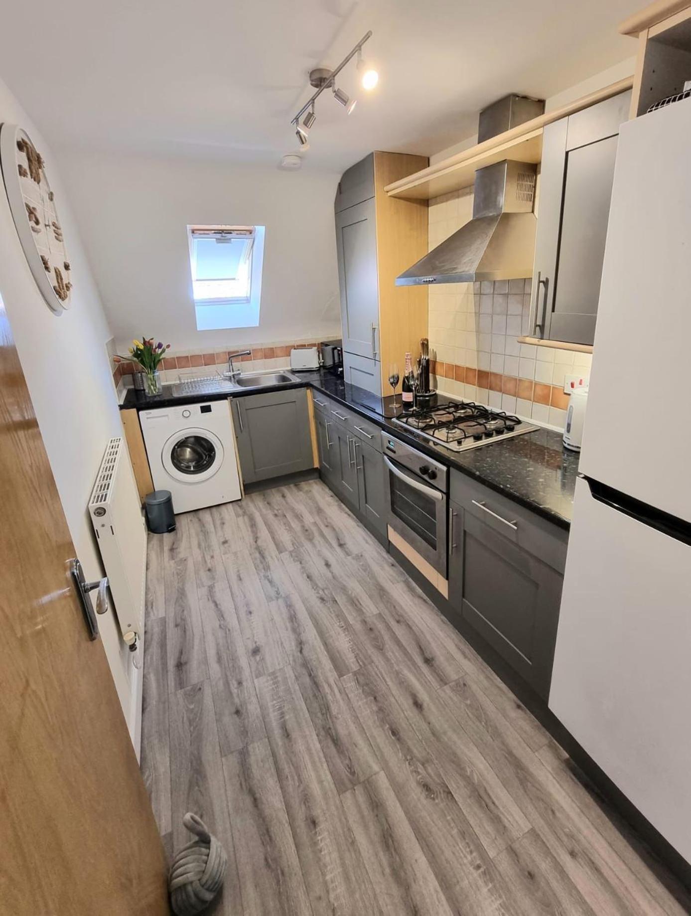 Centrally Located Boscombe Beach Apart With Parking Борнмът Екстериор снимка